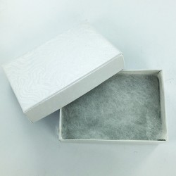 Boîte en carton blanche