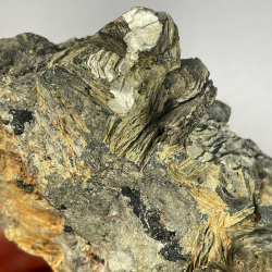 Bismuthite et Muscovite, Madagascar