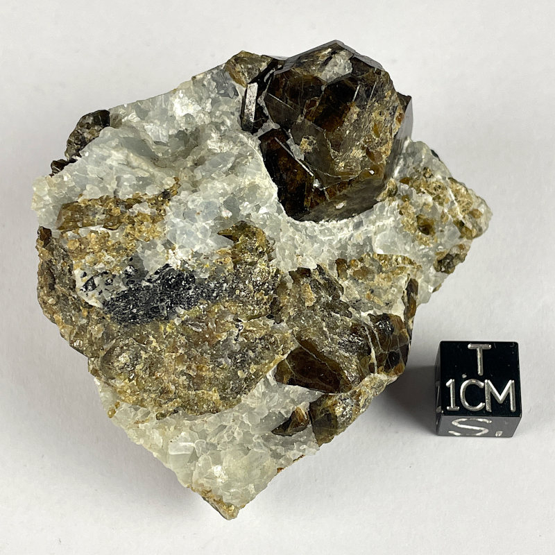 Vésuvianite, Predazzo, Tyrol, Italie Vésuvianite, Predazzo, Tyrol, Italie