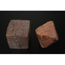 Cube de limonite et octaèdre de magnétite, Minas Geraes, Brésil.